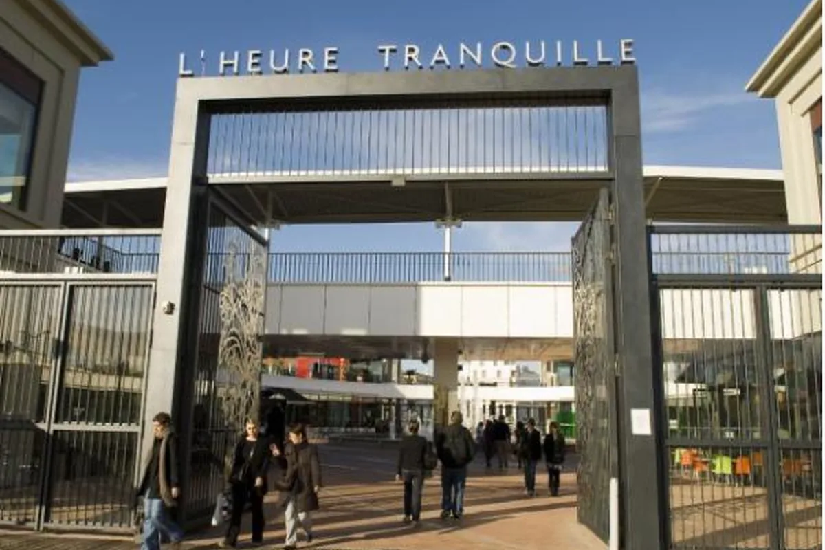 Entrée du centre commercial L'Heure Tranquille à Tours, quartier des Deux-Lions